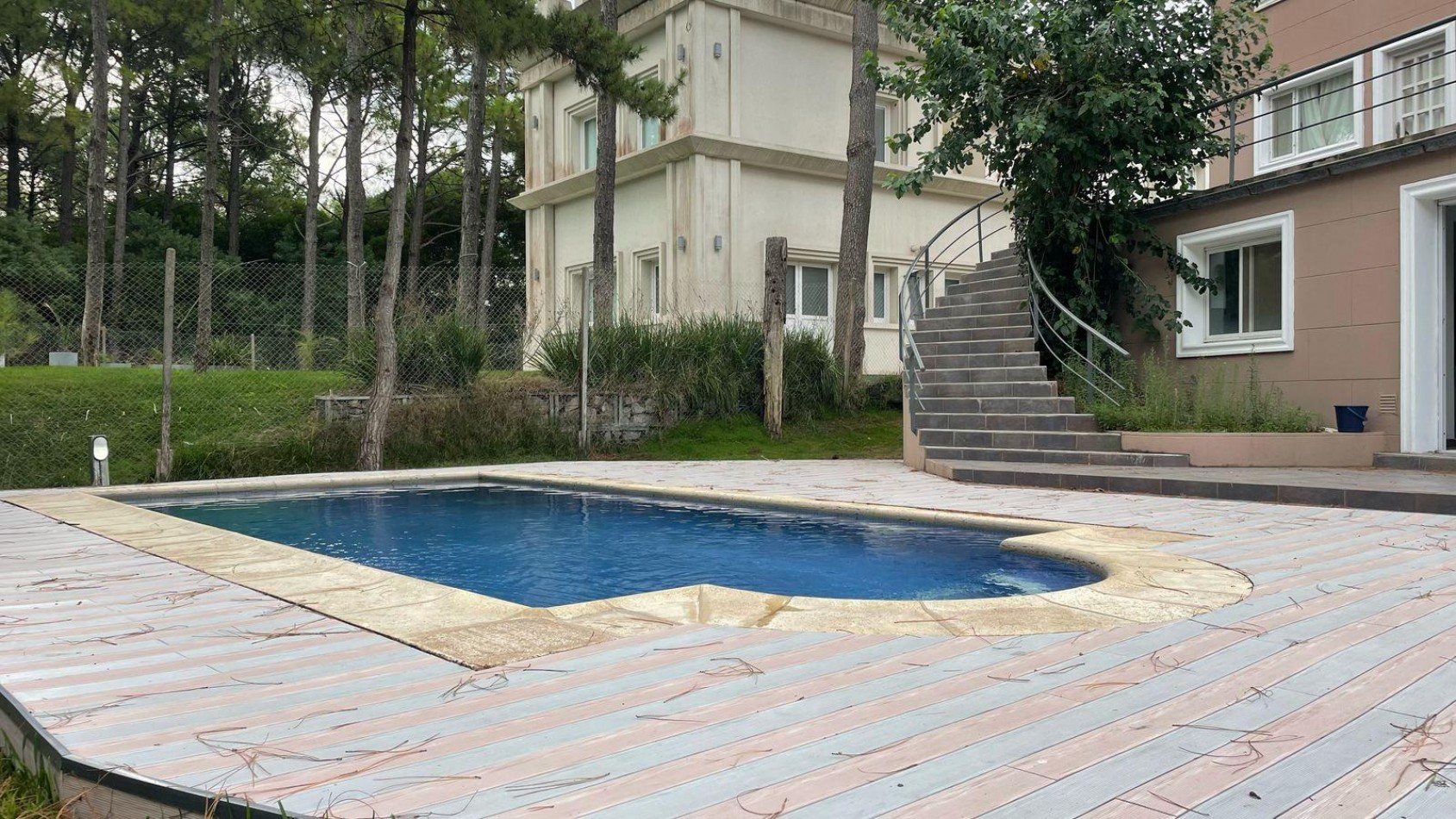 CASA EN VENTA - PINAMAR NORTE - A METROS DEL INGRESO A LA FRONTERA