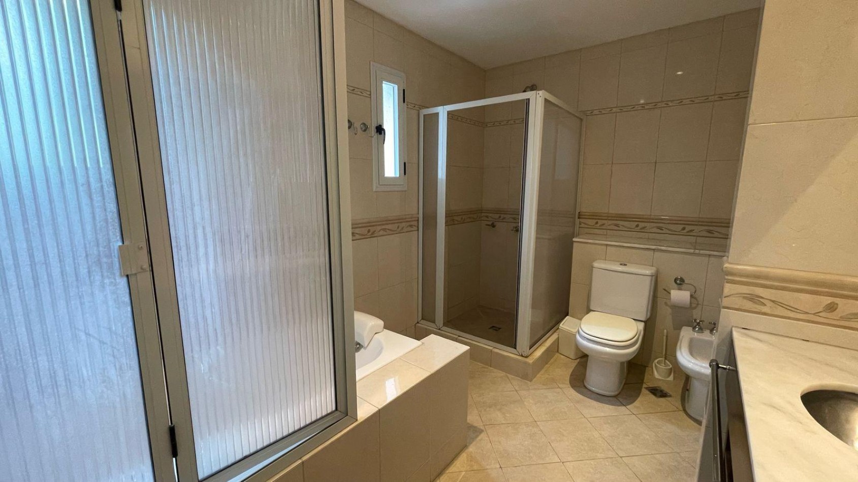 CASA EN VENTA - PINAMAR NORTE - A METROS DEL INGRESO A LA FRONTERA