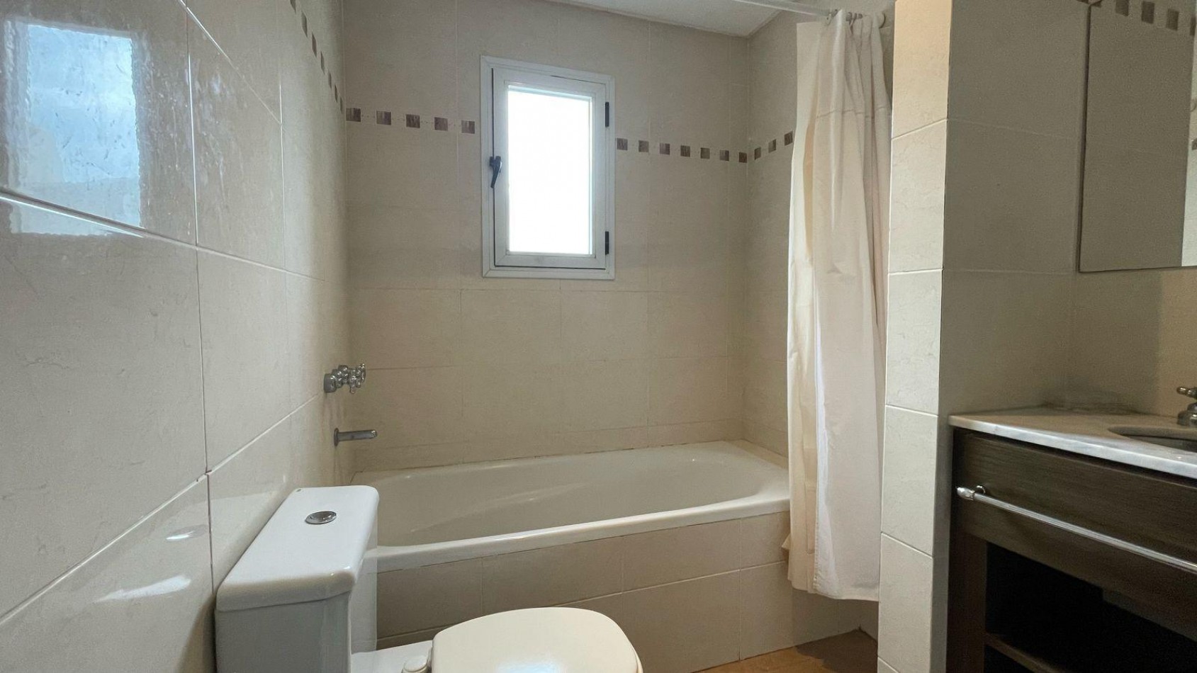 CASA EN VENTA - PINAMAR NORTE - A METROS DEL INGRESO A LA FRONTERA