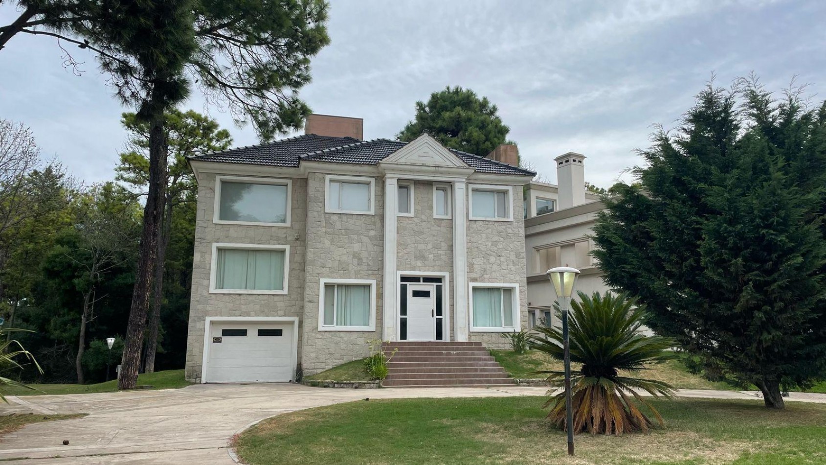 CASA EN VENTA - PINAMAR NORTE - A METROS DEL INGRESO A LA FRONTERA