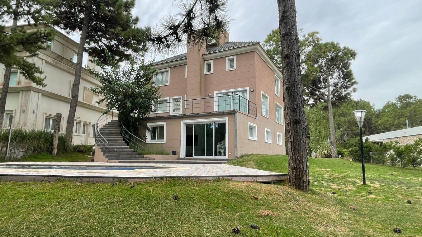 CASA EN VENTA - PINAMAR NORTE - A METROS DEL INGRESO A LA FRONTERA