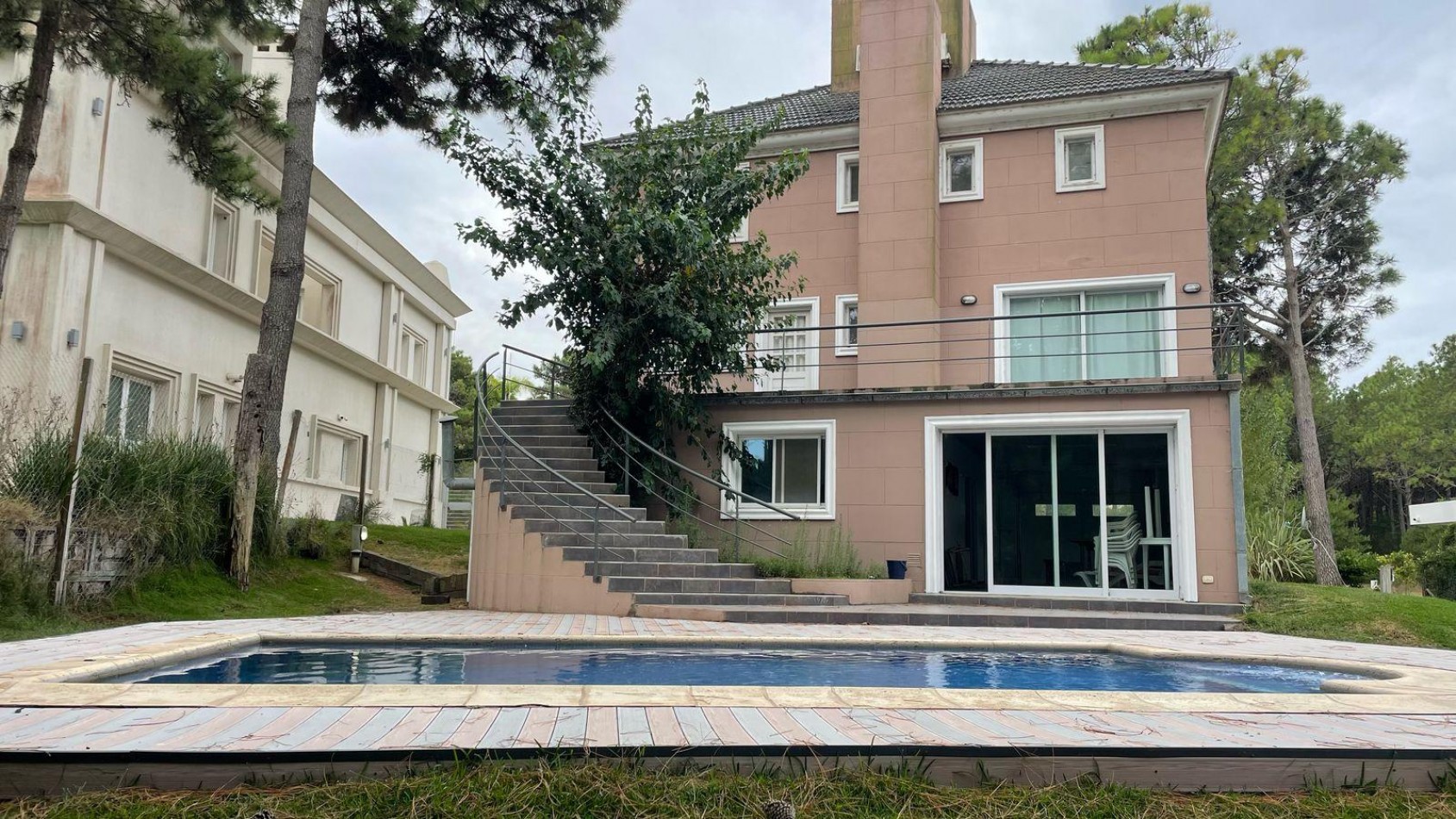 CASA EN VENTA - PINAMAR NORTE - A METROS DEL INGRESO A LA FRONTERA