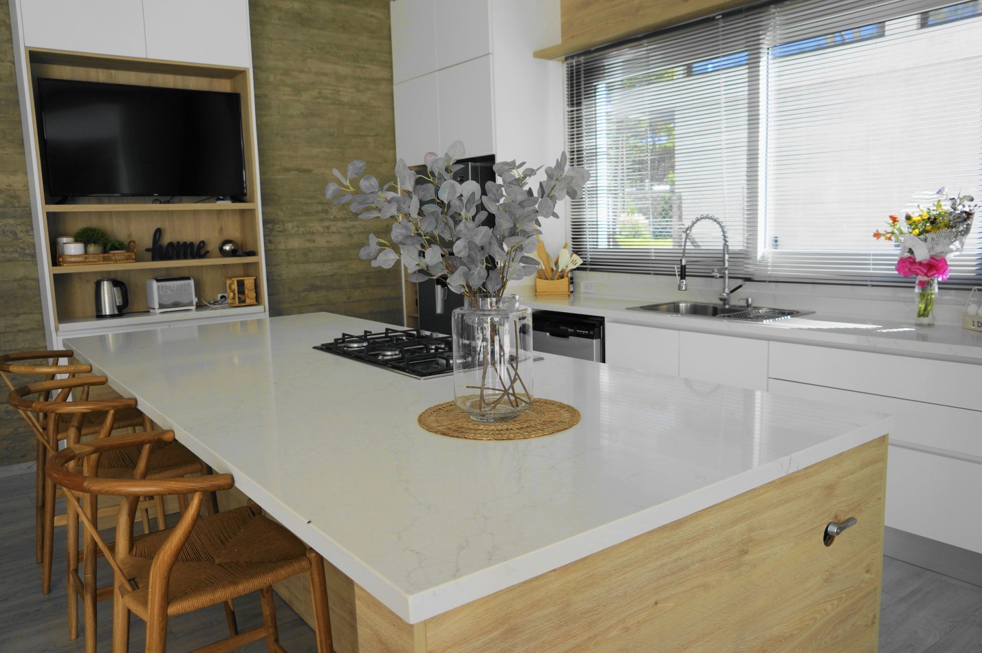 CASA CON PILETA Y JARDIN - BARRIO ALAMOS - EN VENTA 