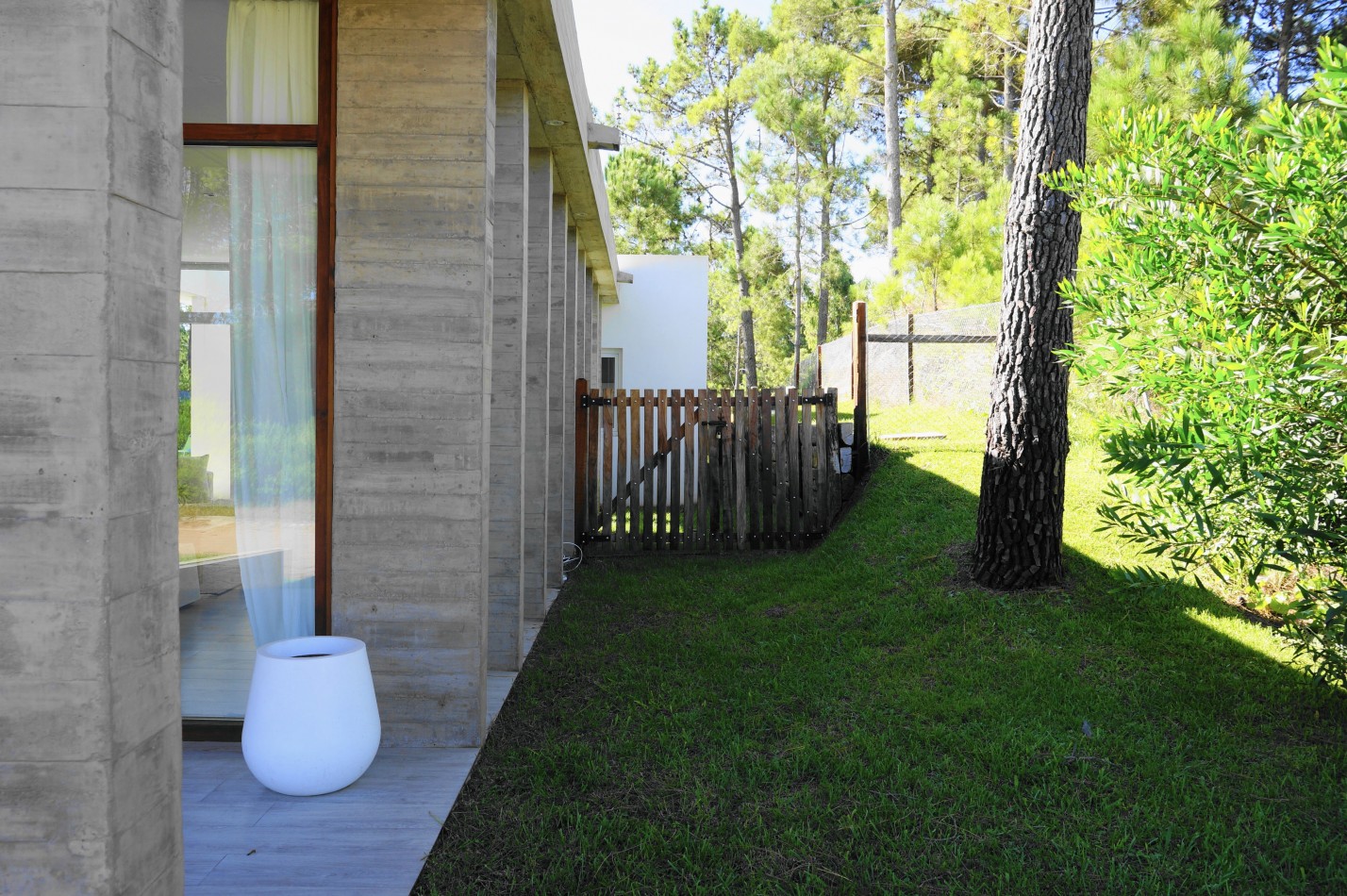 CASA CON PILETA Y JARDIN - BARRIO ALAMOS - EN VENTA 