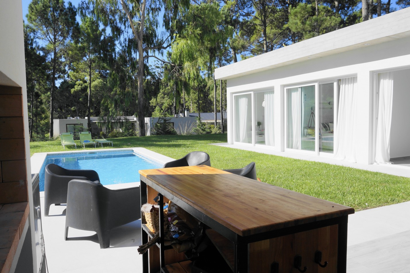 CASA CON PILETA Y JARDIN - BARRIO ALAMOS - EN VENTA 