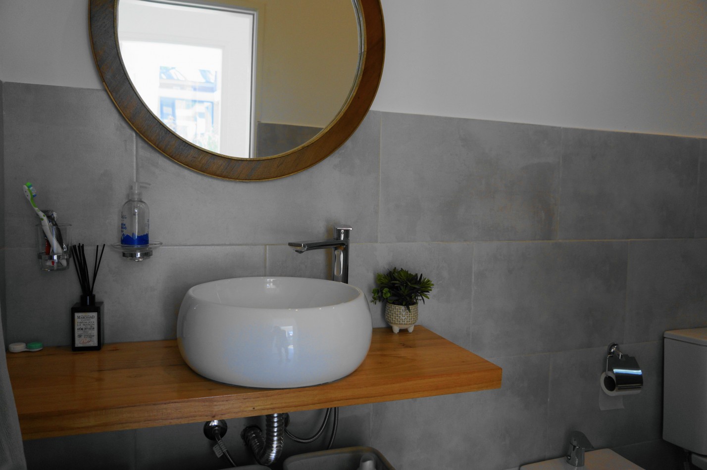 CASA CON PILETA Y JARDIN - BARRIO ALAMOS - EN VENTA 