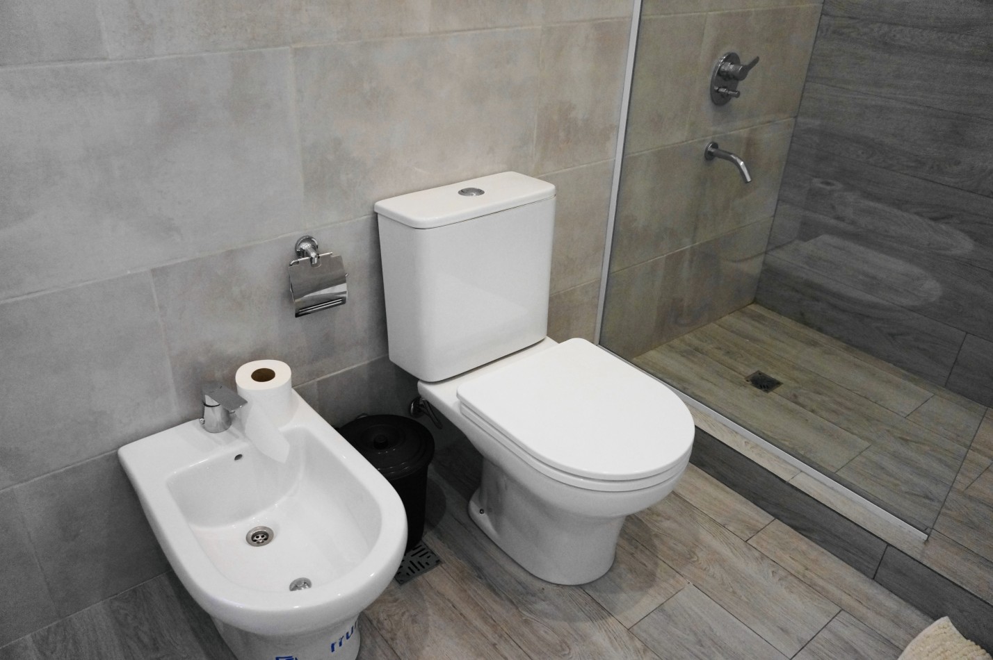 CASA CON PILETA Y JARDIN - BARRIO ALAMOS - EN VENTA 