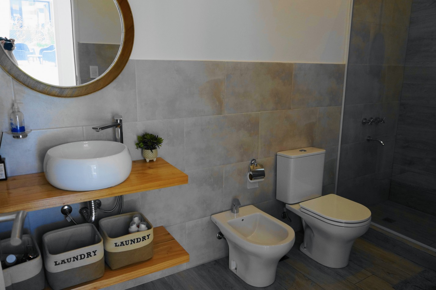 CASA CON PILETA Y JARDIN - BARRIO ALAMOS - EN VENTA 