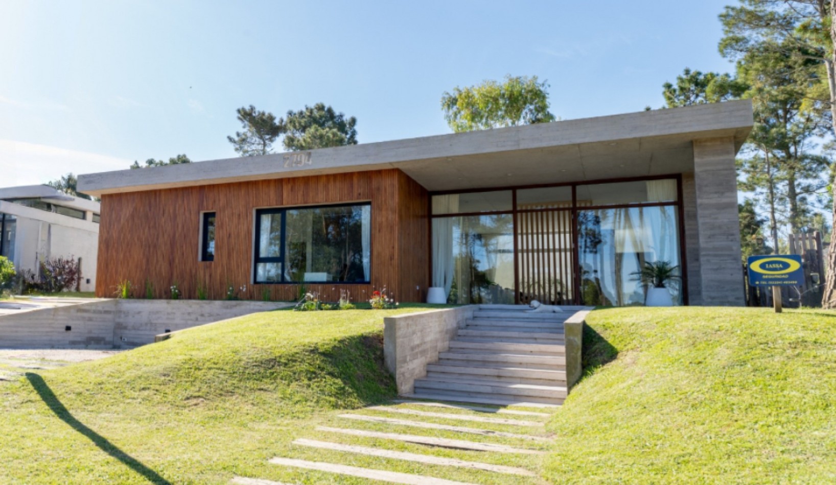 CASA CON PILETA Y JARDIN - BARRIO ALAMOS - EN VENTA 