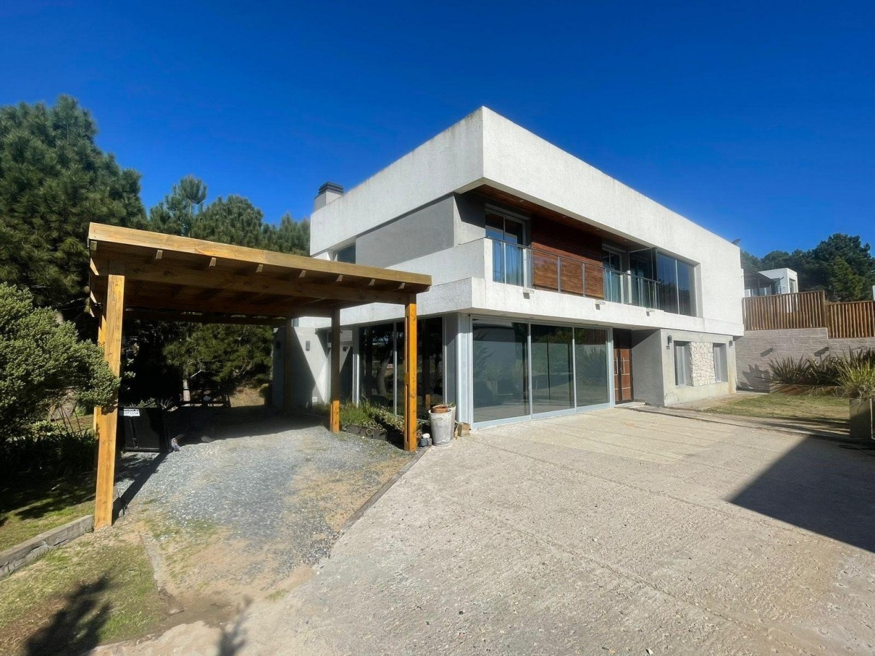 CASA EN COSTA ESMERALDA - 4 AMBIENTES - EN VENTA 