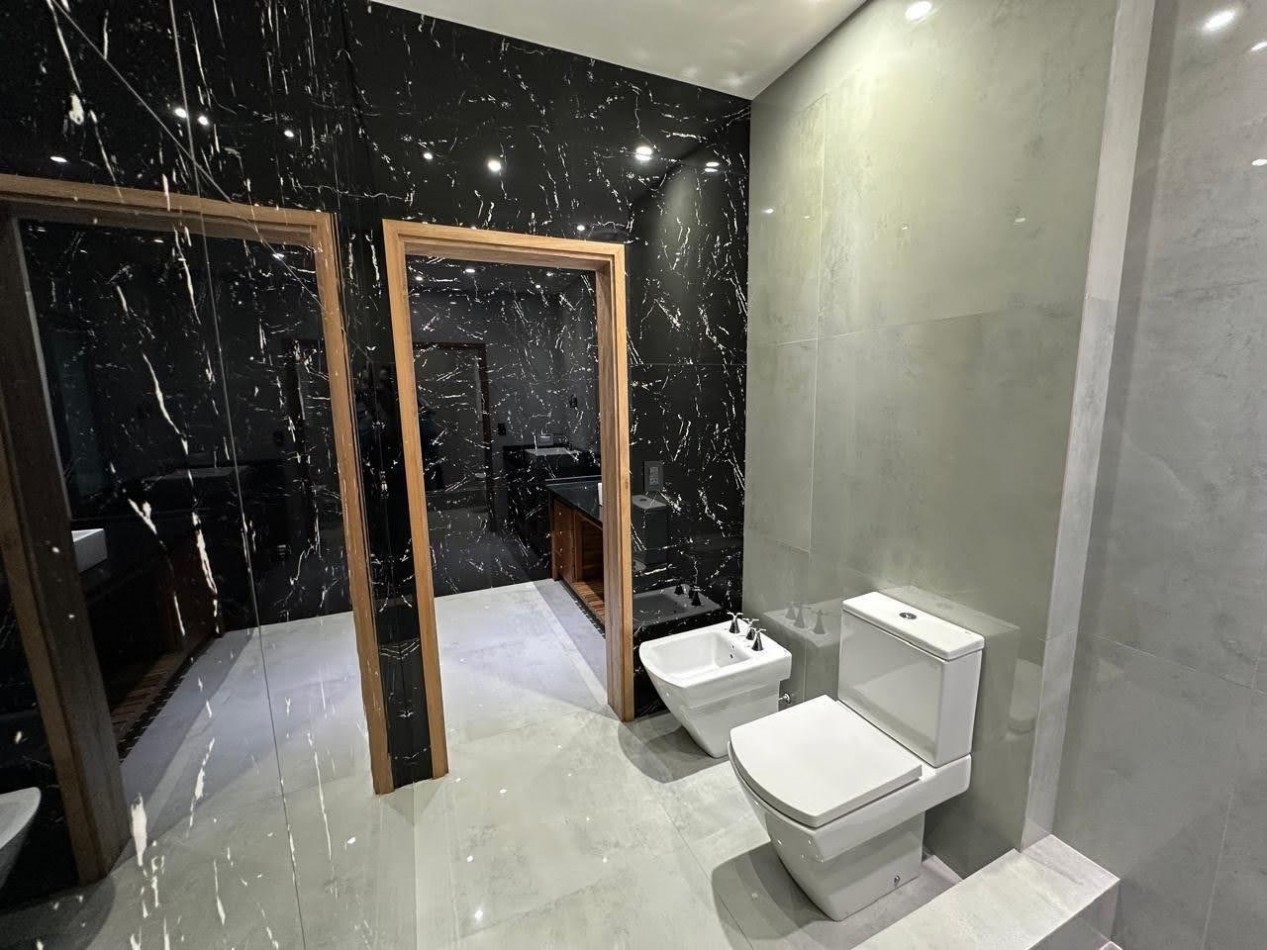 CASA EN COSTA ESMERALDA - 4 AMBIENTES - EN VENTA 