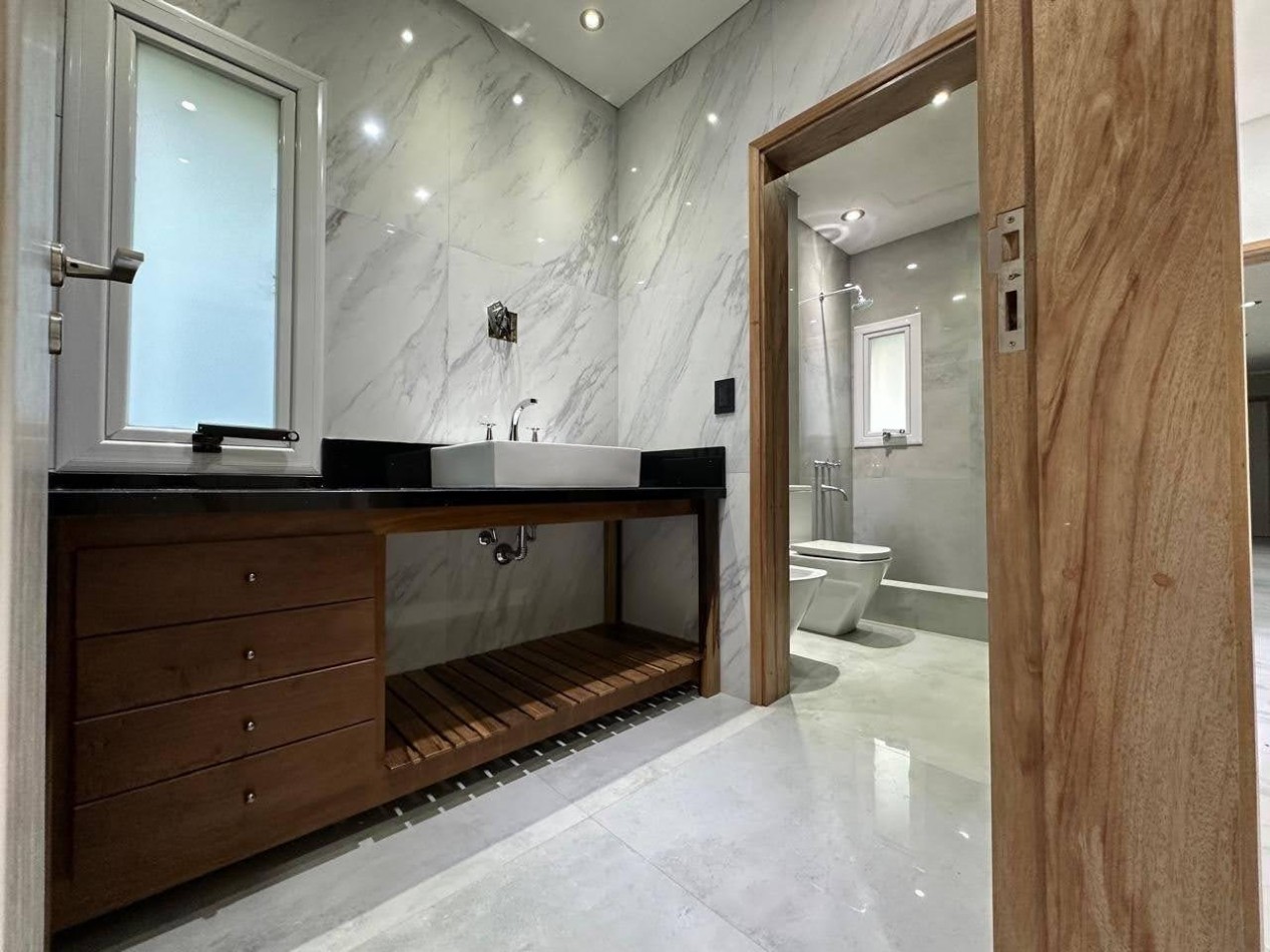 CASA EN COSTA ESMERALDA - 4 AMBIENTES - EN VENTA 