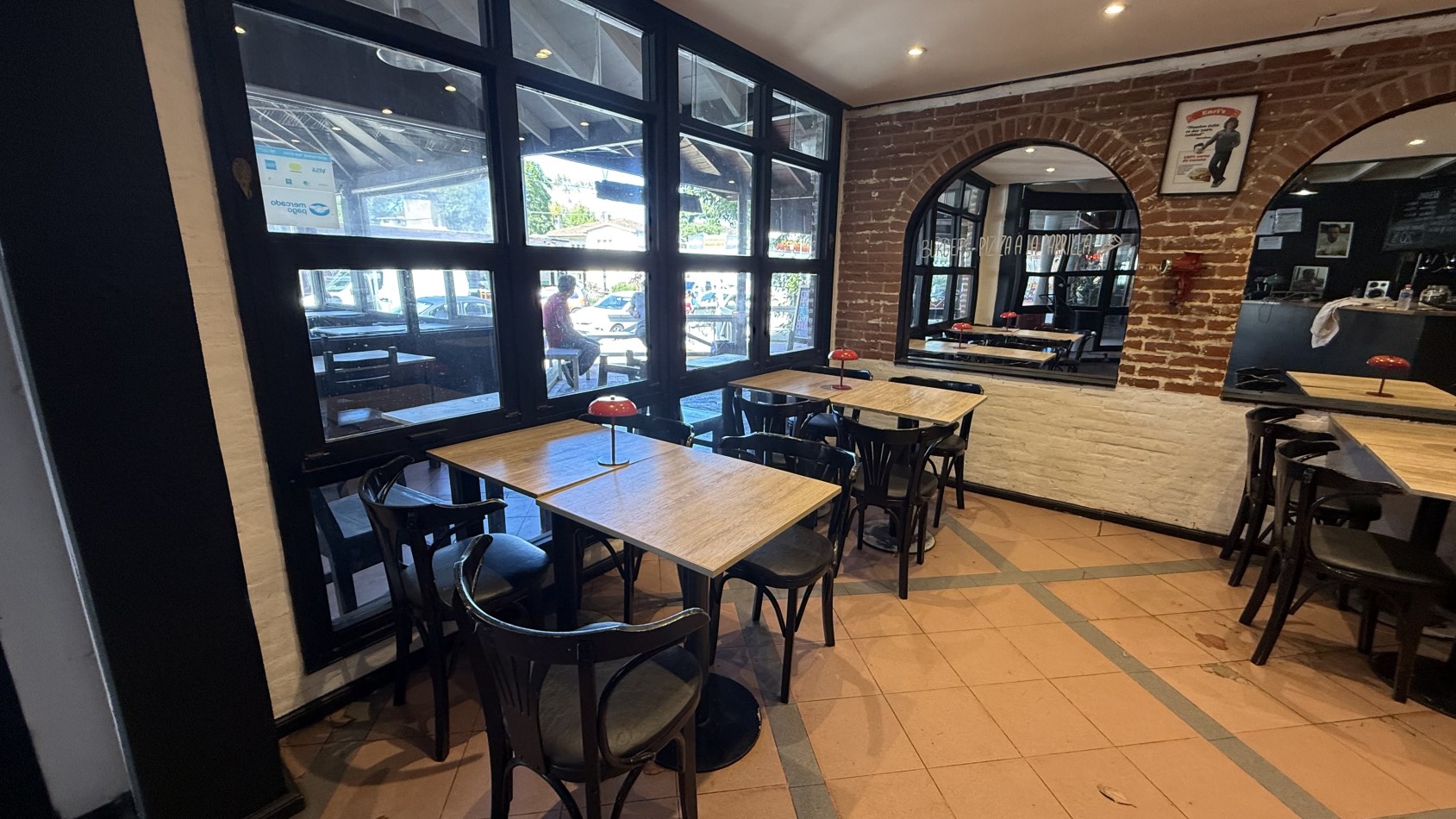 LOCAL EN AV SHAW - PINAMAR