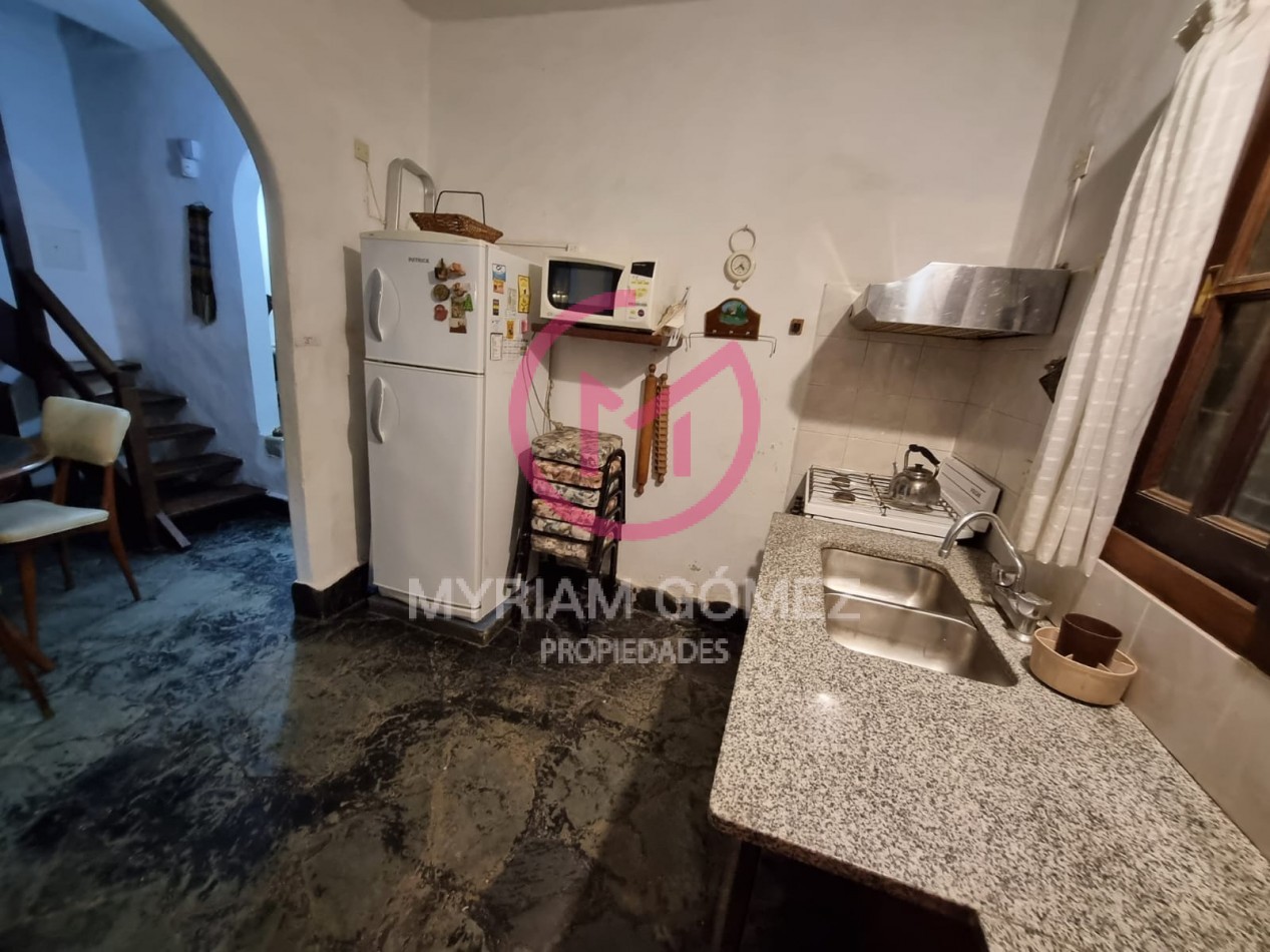 Casa antigua en excelente estado con amplio parque y departamento independiente