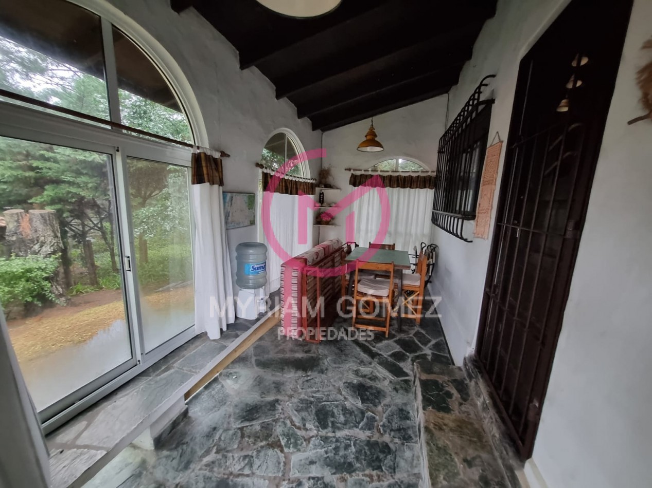 Casa antigua en excelente estado con amplio parque y departamento independiente