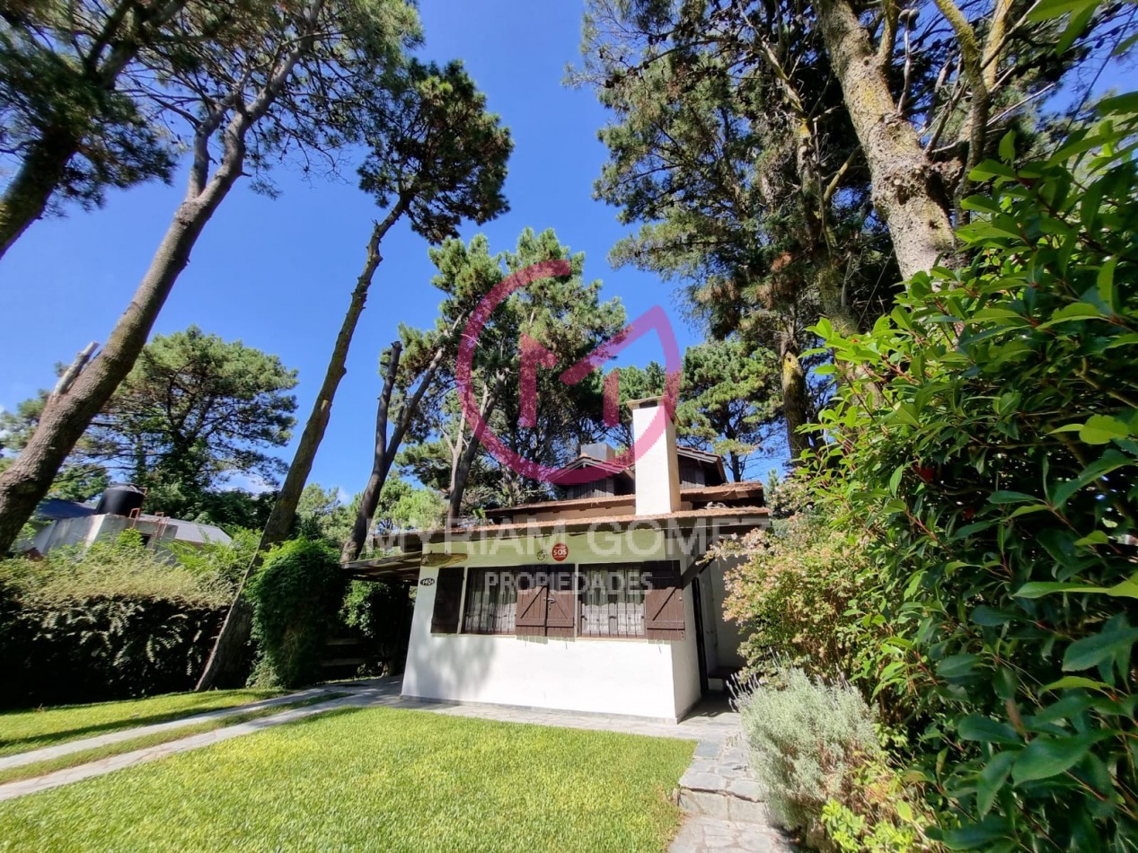 Casa antigua en excelente estado con amplio parque y departamento independiente