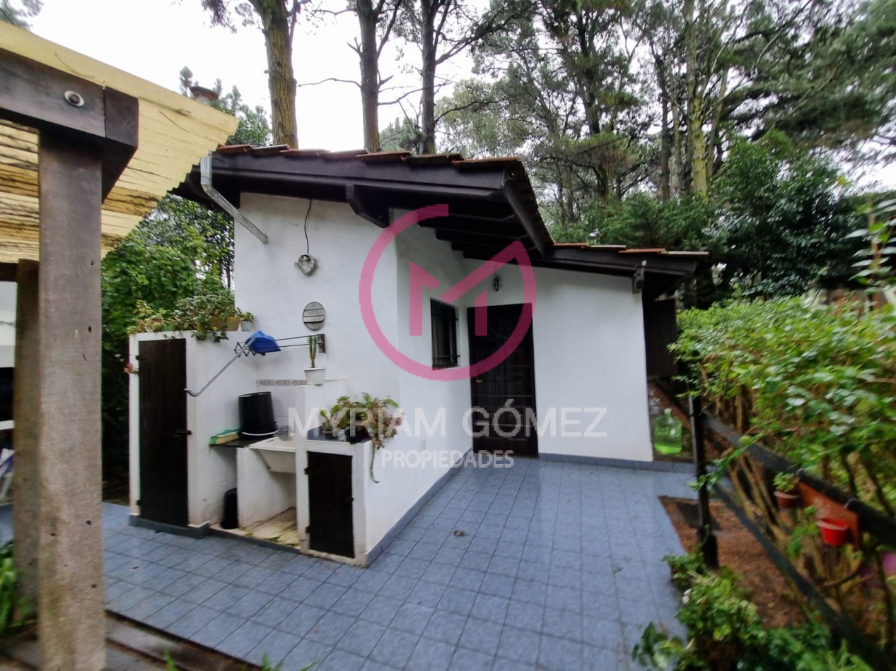 Casa antigua en excelente estado con amplio parque y departamento independiente