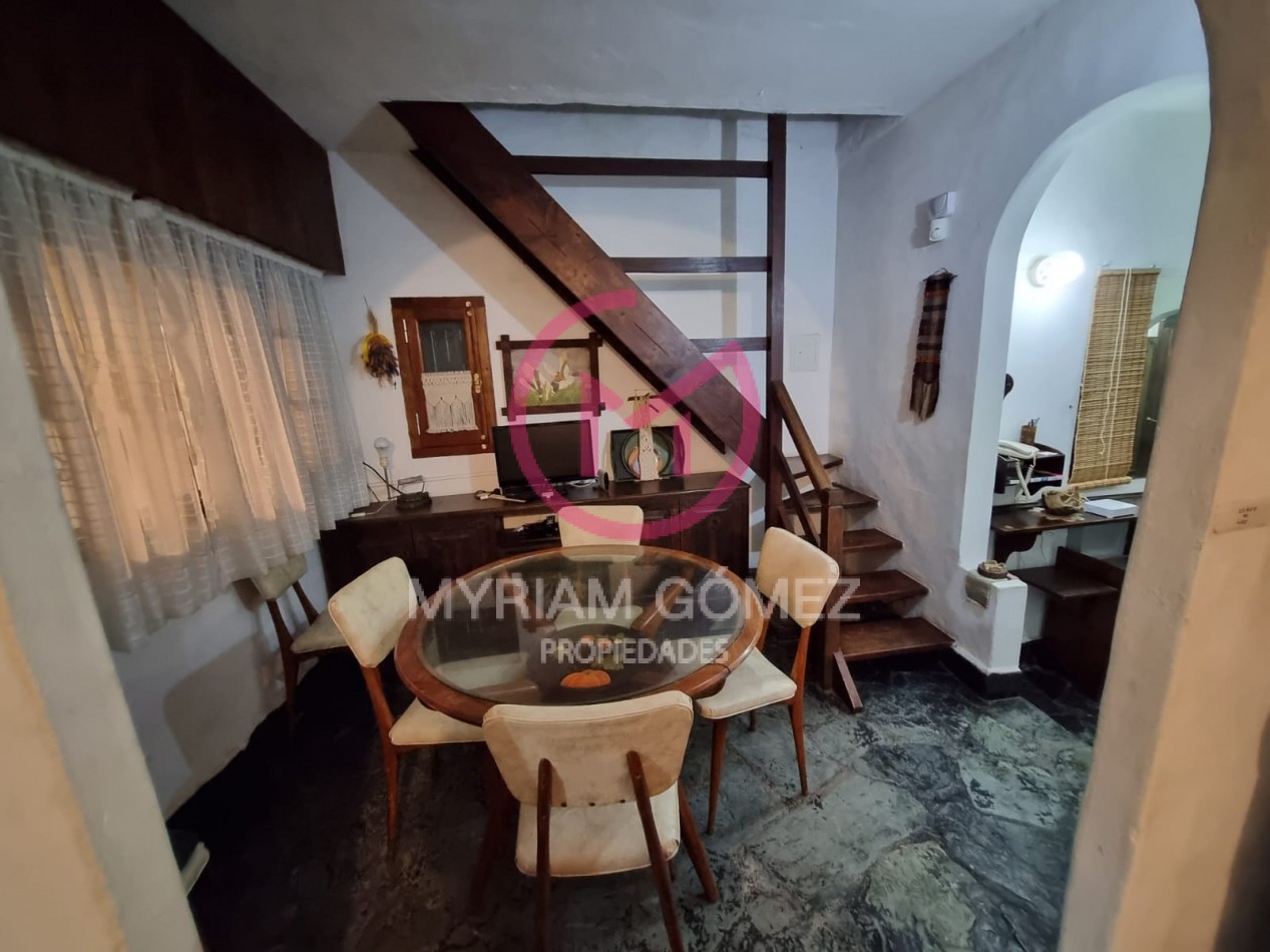 Casa antigua en excelente estado con amplio parque y departamento independiente