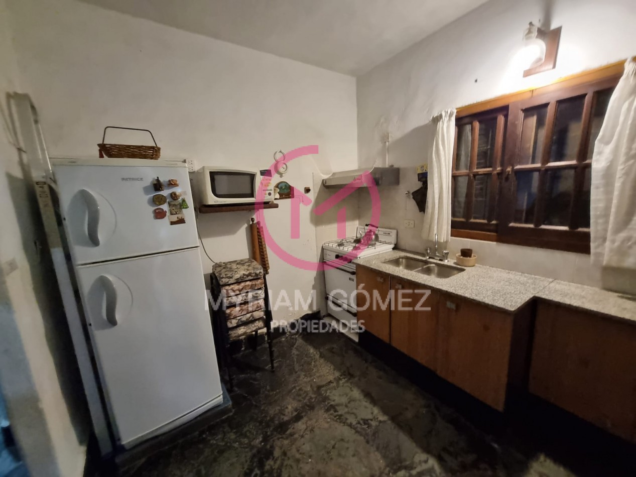 Casa antigua en excelente estado con amplio parque y departamento independiente