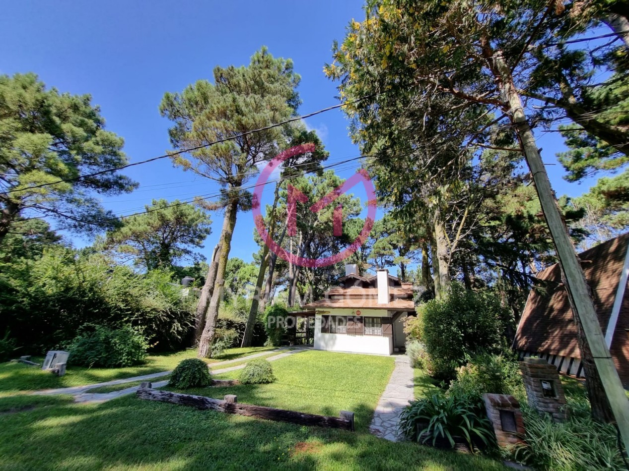 Casa antigua en excelente estado con amplio parque y departamento independiente