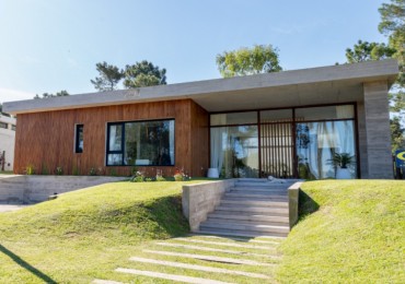 CASA CON PILETA Y JARDIN - BARRIO ALAMOS - EN VENTA 