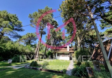 Casa antigua en excelente estado con amplio parque y departamento independiente